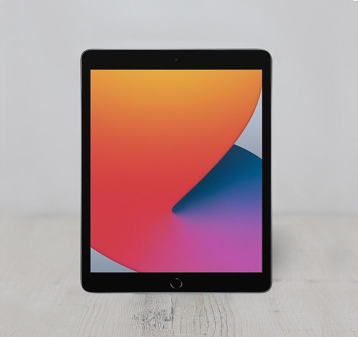 Τα iPad (9ης γενιάς) διαθέτουν οθόνη \"Retina\" IPS 10,2\" με οπίσθιο φωτισμό LED 2160x1620 (264 ppi) με δυνατότητα True Tone. Κάθε ένα διαθέτει αισθητήρα δακτυλικών αποτυπωμάτων \"Touch ID\", υποστηρίζει το αρχικό Apple Pencil (A1603, MK0C2AM/A) και διαθέτει \"Smart Connector\" για χρήση με Apple Smart Keyboard. Κάθε μοντέλο iPad (9ης γενιάς) τροφοδοτείται από έναν εξαπύρηνο επεξεργαστή Apple A13 Bionic 2,6GHz, διαθέτει 3 GB RAM και 256 GB μνήμης flash. Τα μοντέλα iPad (9ης γενιάς) διαθέτουν επίσης μια κάμερα 8 megapixel τοποθετημένη στο πίσω μέρος που μπορεί να τραβήξει φωτογραφίες, Live Photos και βίντεο HD. (1080p στα 25 fps και 30 fps) και μια μπροστινή κάμερα \"Ultra Wide\" 12 megapixel με οπτικό πεδίο 122 μοιρών. Αυτή η μπροστινή κάμερα \"FaceTime HD\" τραβάει 1080p στα 25 fps, 30 fps και 60 fps. Υποστηρίζει κινηματογραφική σταθεροποίηση βίντεο (1080p και 720p) και εισάγει τη λειτουργία \"Center Stage\" που κάνει αυτόματα πανοραμική λήψη και ζουμ για να διατηρεί τα θέματα εντός κάδρου. Άλλα χαρακτηριστικά περιλαμβάνουν Wi-Fi διπλής ζώνης 802.11ac, HT80 με υποστήριξη MIMO (συμβατό με 802.11a/b/g/n) και Bluetooth 4.2 εκτός από στερεοφωνικά ηχεία. Η σύνδεση με υπολογιστές, εάν επιθυμείτε, και η τροφοδοσία παρέχονται από μια θύρα Lightning. Αυτό το μοντέλο iPad (9ης γενιάς, A2604) με Wi-Fi/Cellular υποστηρίζει GPS/GNSS καθώς και 4G LTE, με εξαίρεση τη ζώνη 71 (600 MHz). Διαθέτει επίσης μια Nano-SIM υλικού και μια eSIM λογισμικού.