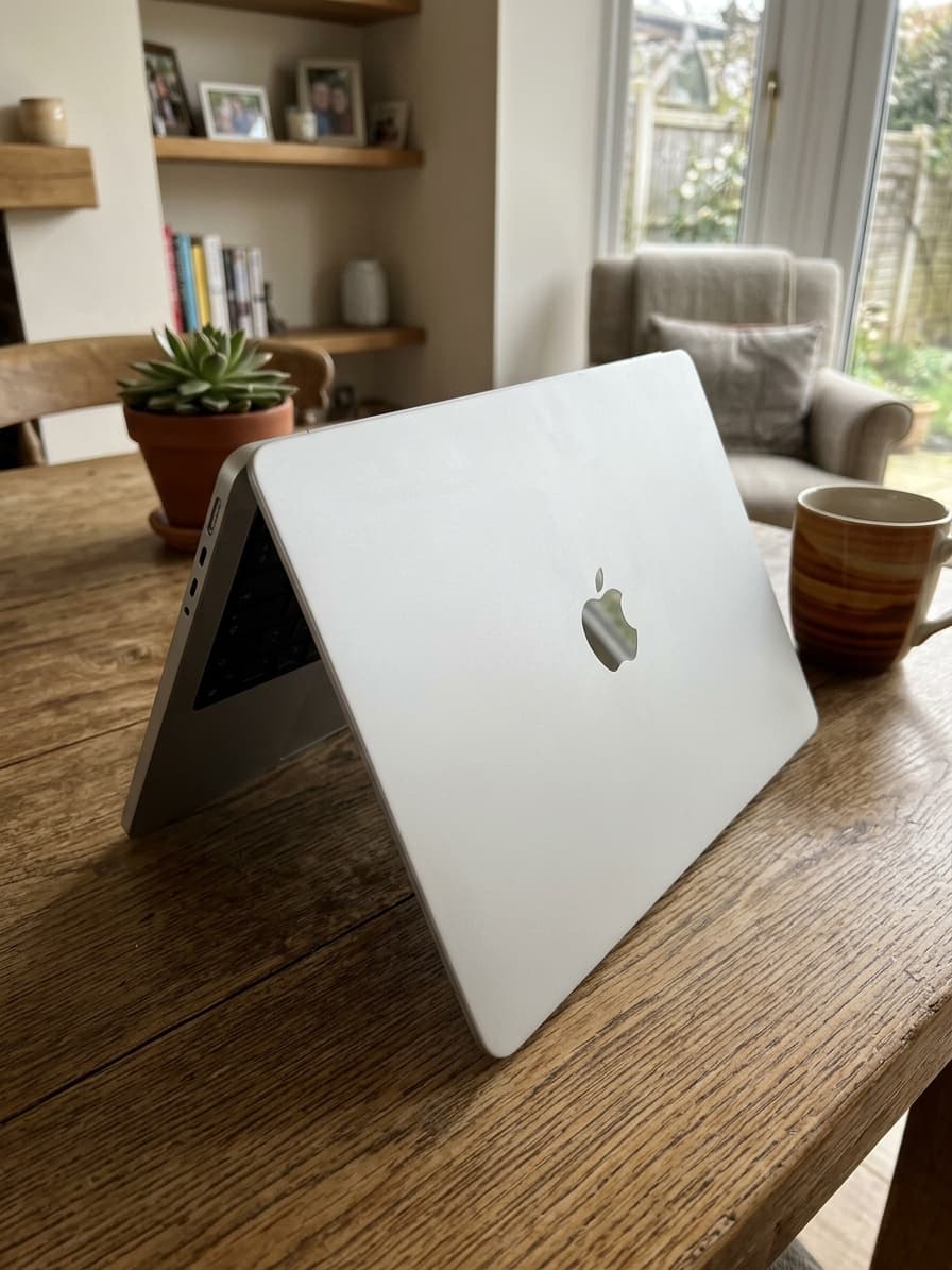 Έπεσε υγρό στο MacBook; Κρίσιμα και άμεσα βήματα που πρέπει να κάνεις!